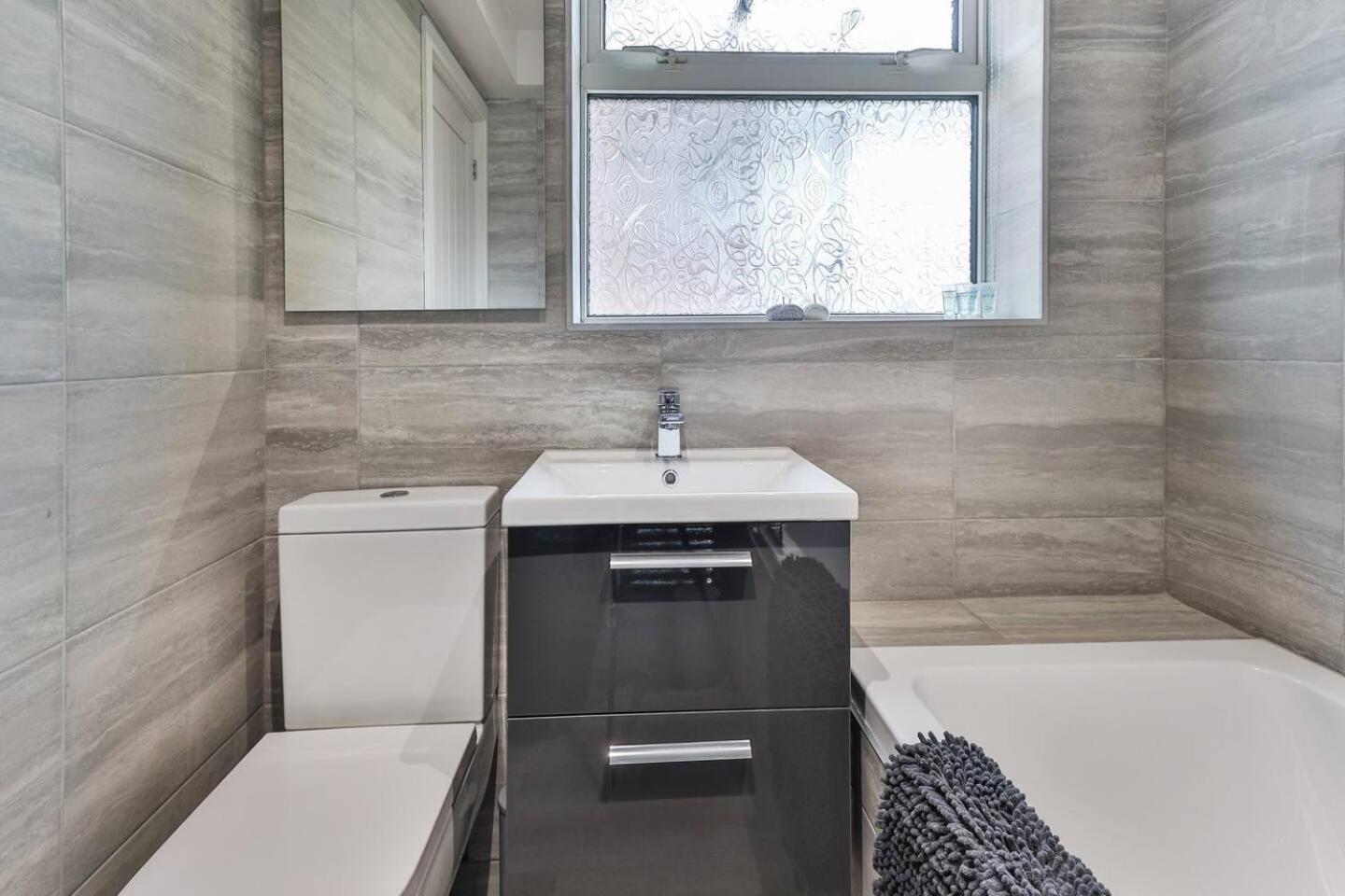 Newly Renovated 3 Bed 2 Bath Apartment & Parking Шефилд Экстерьер фото